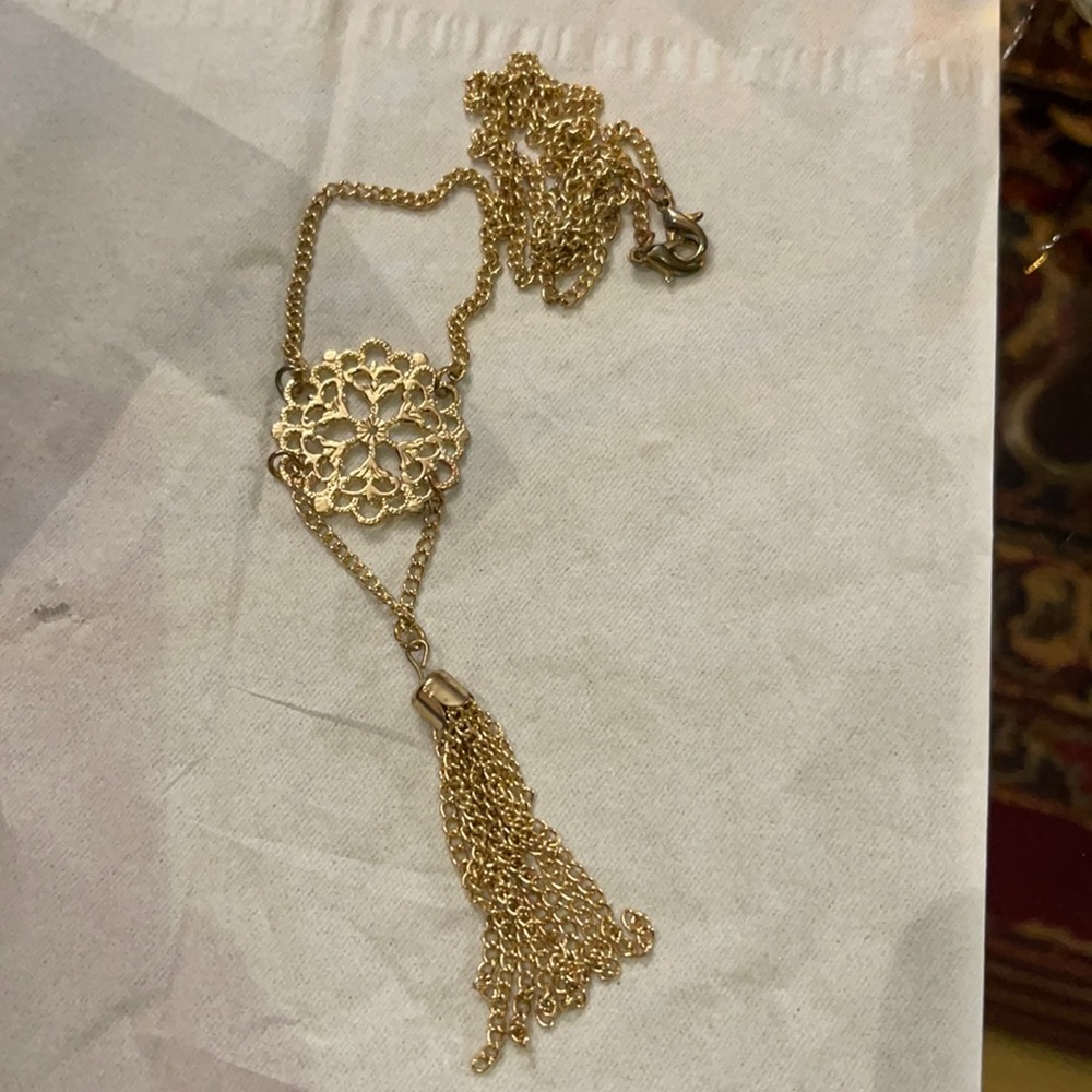 Neckles. Color gold